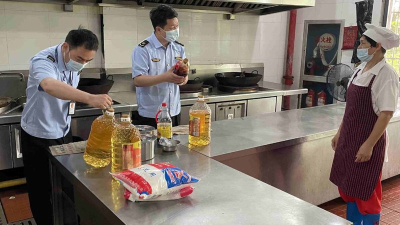 社区团购生鲜配送应充分考虑配送区域的特点，合理规划配送路线。以下是一些注意事项：