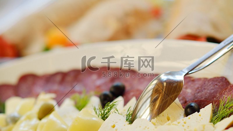 一手货源指的是直接从生产厂家或品牌方获取的货源，具有以下优势：