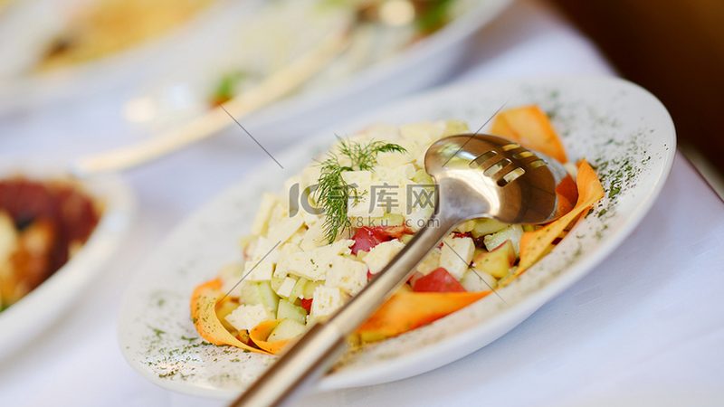配料表是判断米面制品品质的重要依据。在配料表中，要关注以下内容：